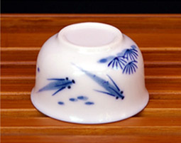 白磁 茶杯 手描き 藍小魚